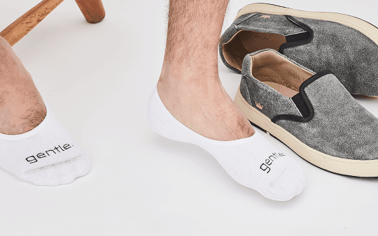 Meias Gentle e tênis slip-on cinza