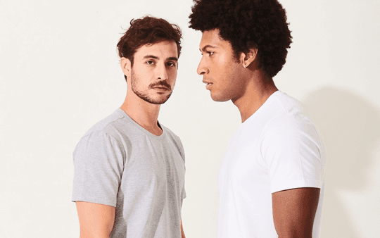 Dois homens vestindo camisetas básicas Gentle
